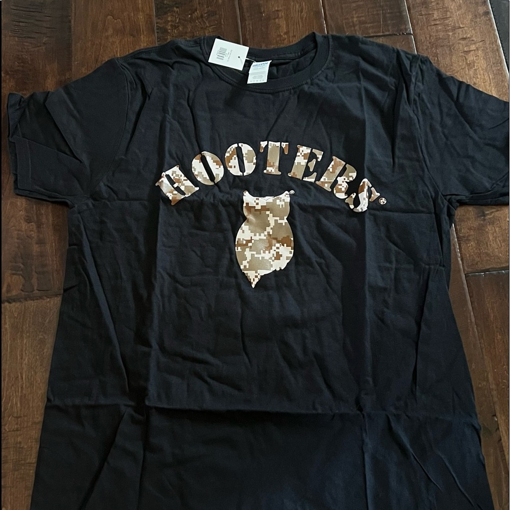 Hooters Camo military tee large